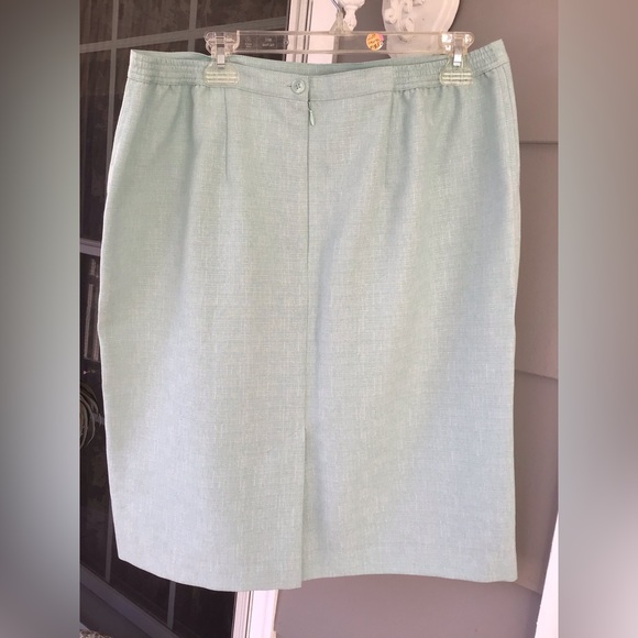 Alfred Dunner Women's Skirt aqua color 16p button zip back Waist Stretchy. NWOT - Picture 3 of 9
